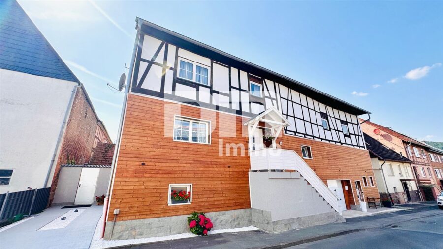 Umfangreich saniertes Fachwerkhaus mit 2 Terrassen, PV-Anlage und Nebengebäude - Frontansicht